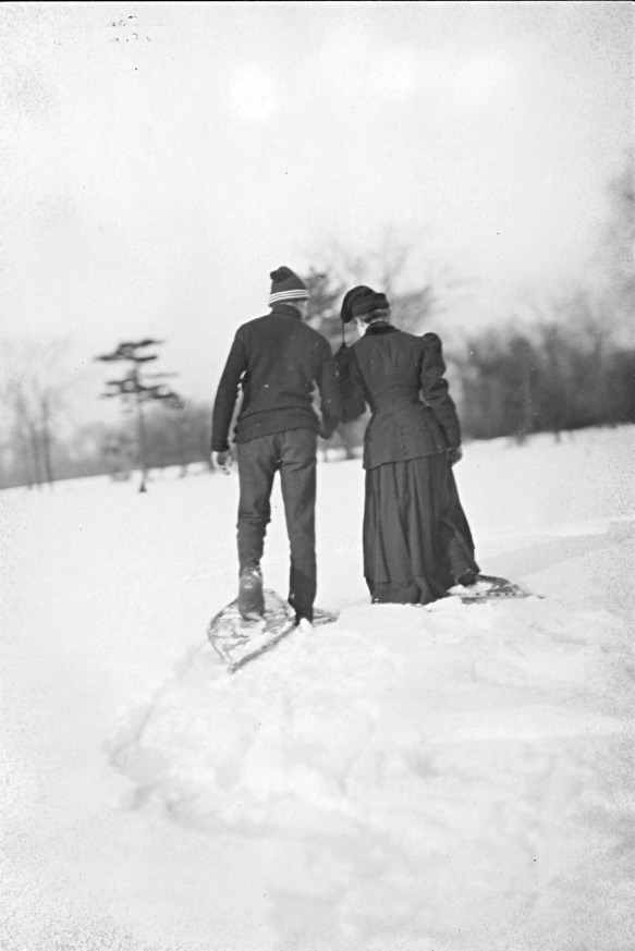 Couple_Snowshoeing