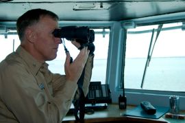 L4 1280px-US_Navy_090710-N-2791J-139_Bruce_H._Lindsey,_commanding_officer_of_the_aircraft_carrier_USS_Carl_Vinson_(CVN_70),_uses_binoculars_on_the_navigation_bridge