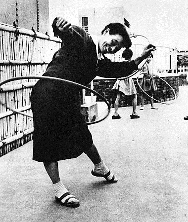 Before the ban: Japanese hula-hooping in 1958.